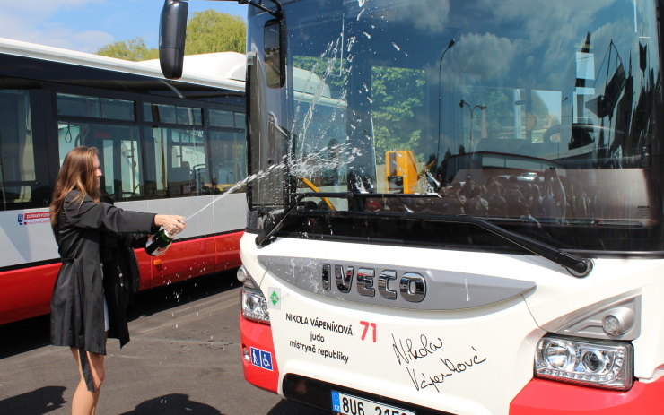 Nikola Vápeníková, mistryně republiky v judo, popřála autobusu se svým jménem slušné cestující. Foto: Petr Sochůrek